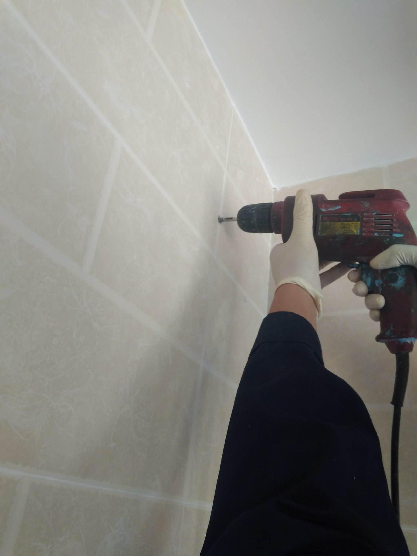 瓷砖烂了用什么修补比较好(瓷砖烂了用什么修补比较好一点)