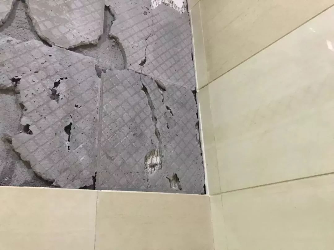 墙砖大面积空鼓怎么修复(地砖中间空鼓不想砸砖怎么处理)