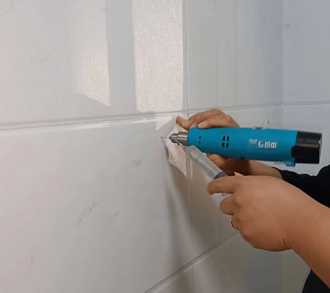 墙砖空鼓可以用钉子固定吗视频(墙砖空鼓可以用钉子固定吗视频教学)