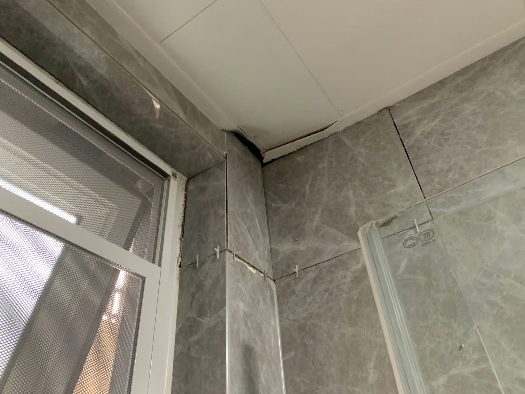 卫生间墙面瓷砖空鼓会掉下来吗?(卫生间墙面瓷砖空鼓会掉下来吗图片)