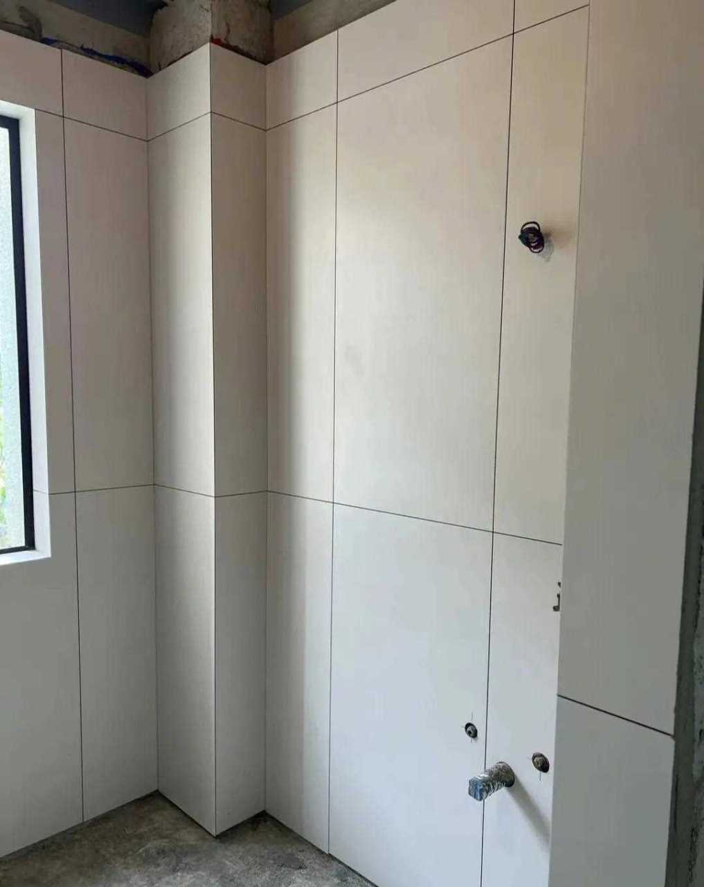 卫生间墙砖掉了用什么贴上好(卫生间墙砖掉了用什么贴上好一点)