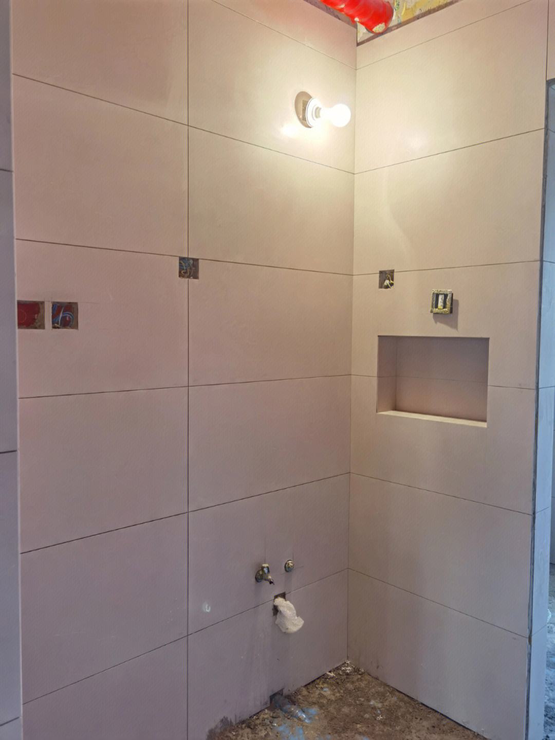 卫生间墙砖掉了用什么贴上好(卫生间墙砖掉了用什么贴上好一点)