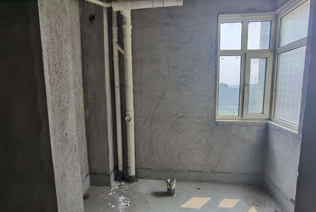 墙砖掉了原来的水泥用清除吗(瓷砖掉下来,水泥还在墙面上,咋回事)