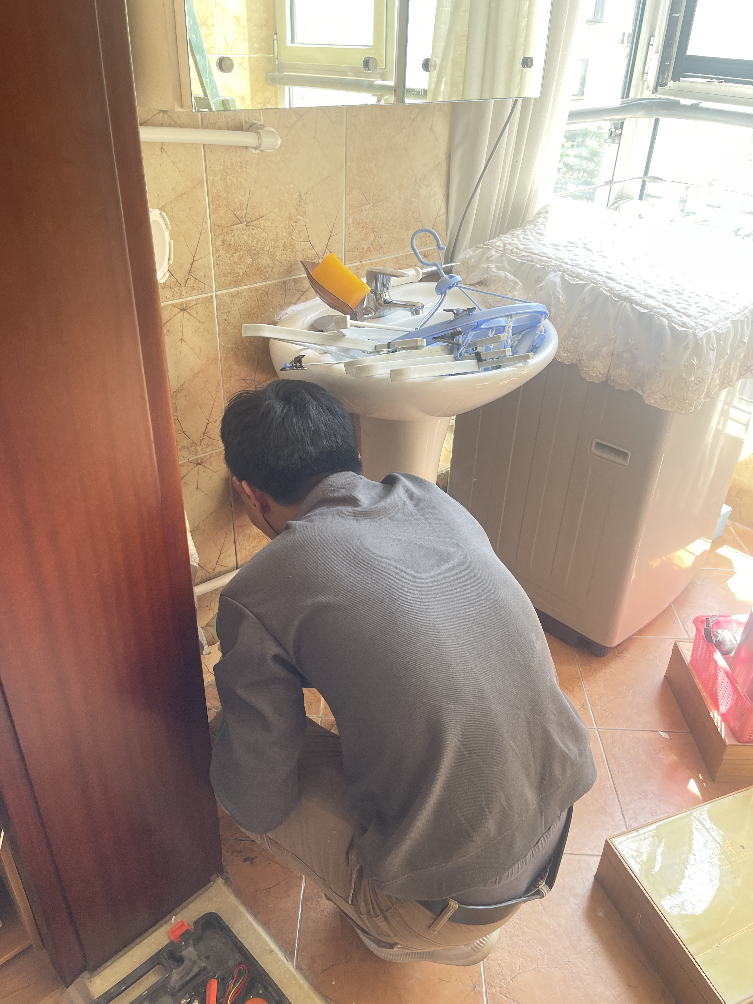 阳台墙面瓷砖起鼓怎样处理(阳台墙面瓷砖起鼓怎样处理好)
